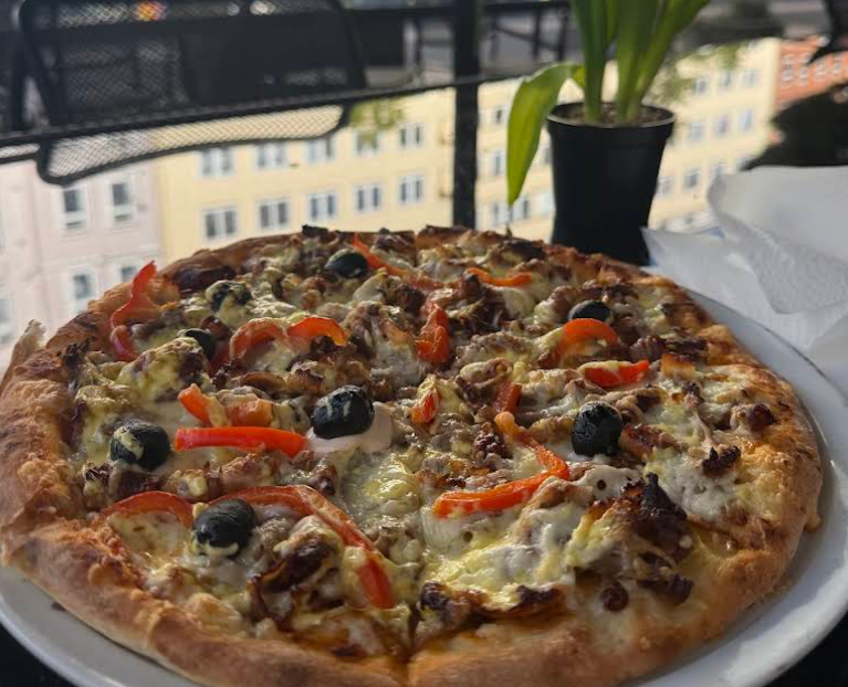 Frische Pizza auf dem Balkon